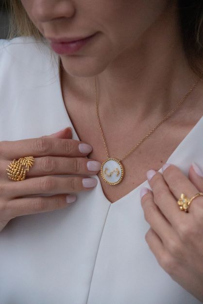 Colar Noite Estrelada Escorpião em Ouro Vermeil 18K e Safiras Brancas