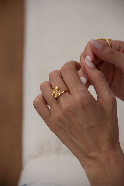 Anel Ilex Bloom em Ouro Vermeil 18K  e Topázios Brancos