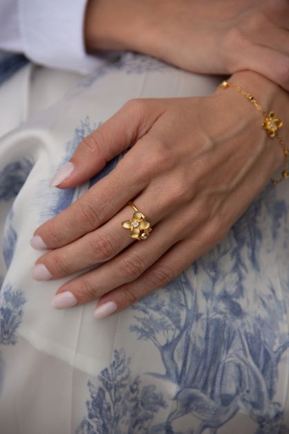 Anel Ilex Bloom em Ouro Vermeil 18K  e Topázios Brancos