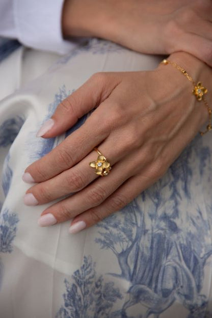Anel Ilex Bloom em Ouro Vermeil 18K  e Topázios Brancos