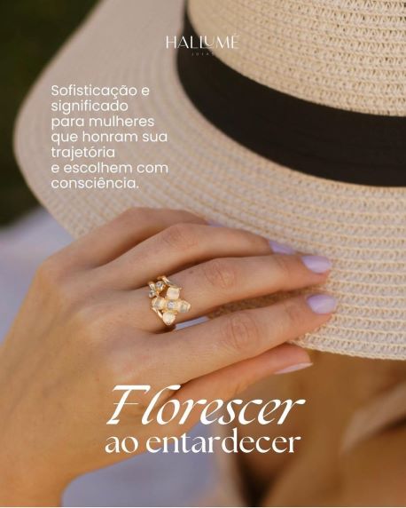 Anel Ilex Bloom em Ouro Vermeil 18K  e Topázios Brancos